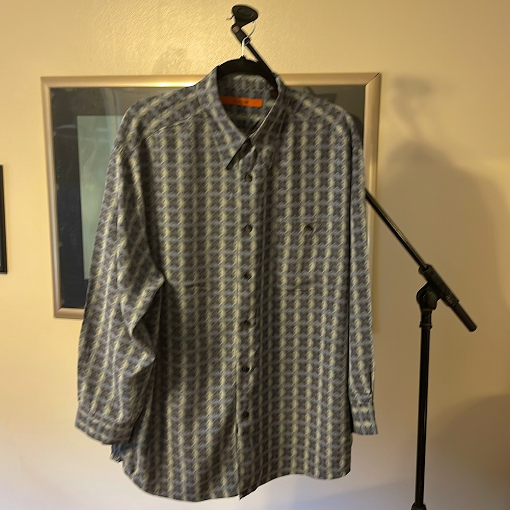 Men’s casual dress shirt button down.